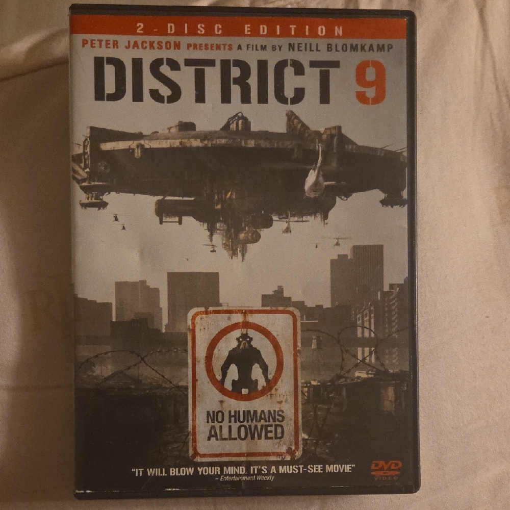 District 9 DVD 2-Disc Edition